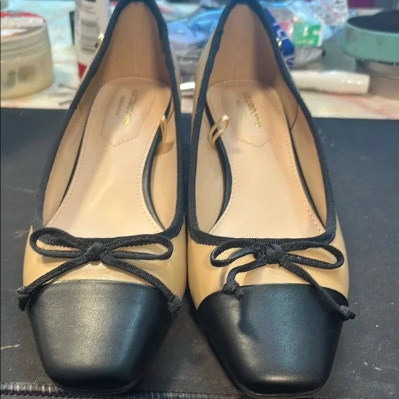 Liz Claiborne Shoes Liz Claiborne Black And Tan Bow Flats